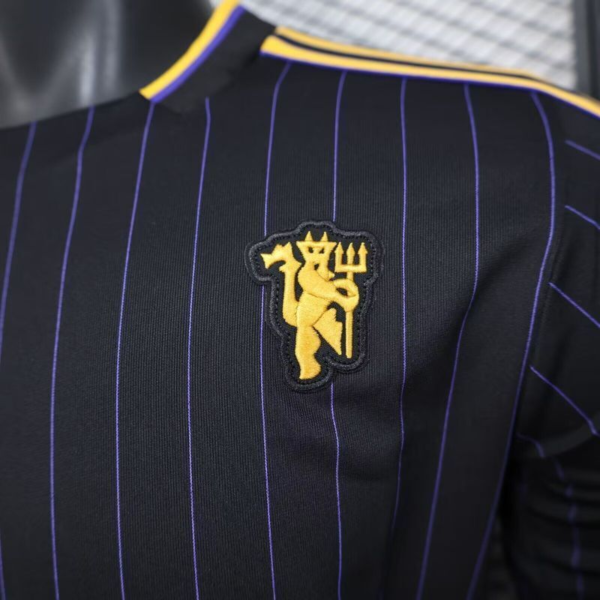 Nuova maglia nera Manchester United 2025-2026 stemma