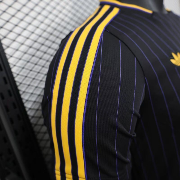 Nuova maglia nera Manchester United 2025-2026 manica