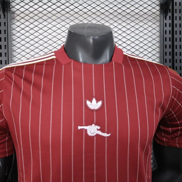 Nuova maglia rossa Arsenal 2025-2026 collo