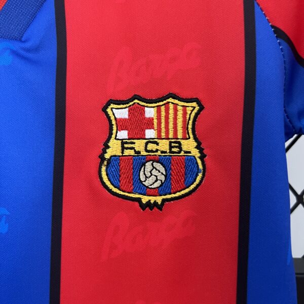 Completo retro bambino FC Barcelona 1995-1997 stemma