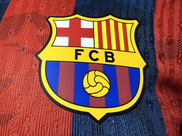 Maglia blaugrana FC Barcelona 2025-2026 stemma