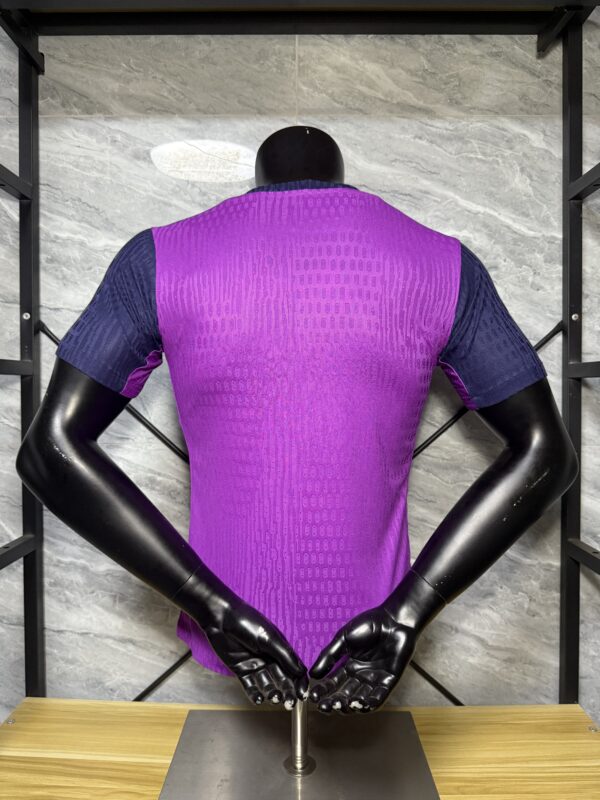 Maglia da allenamento FC Barcellona viola 2025-2026 con numero