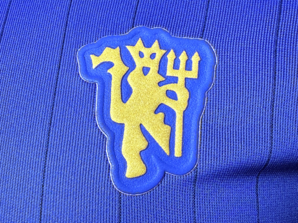 Maglia viola Manchester United 2025-2026 stemma