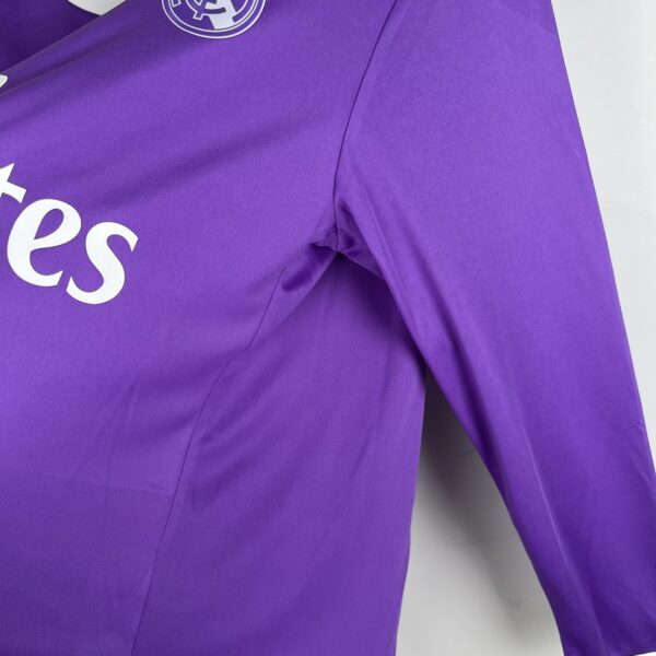 Maglia viola Real Madrid 2016–2017 a maniche lunghe lato