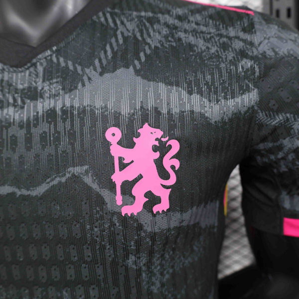 Maglia nera Chelsea 2024-2025 stemma