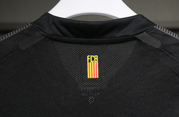 Maglia nera FC Barcelona a maniche lunghe 2011-2012 collo anteriore