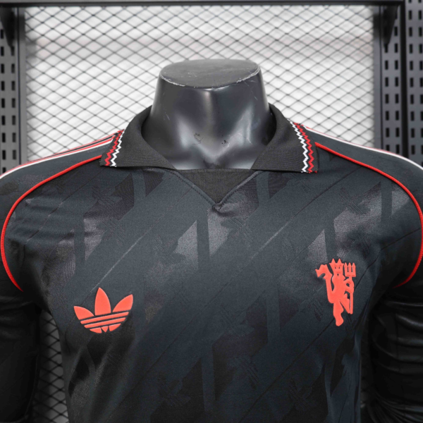Maglia nera Manchester United 2025-2026 manica lunga petto