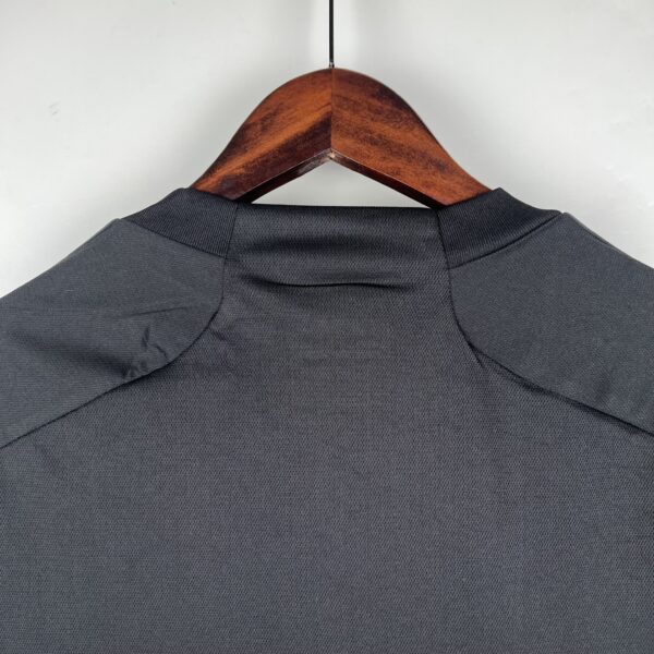 Maglia nera Real Madrid 2023-2024 scollo anteriore