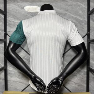 Maglia retrò Liverpool verde e bianca 1995-1996 con numero