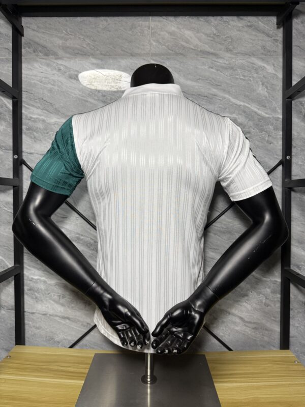 Maglia retrò Liverpool verde e bianca 1995-1996 con numero