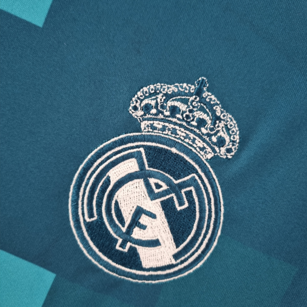 Maglia retrò Real Madrid 2017–2018 a maniche lunghe stemma