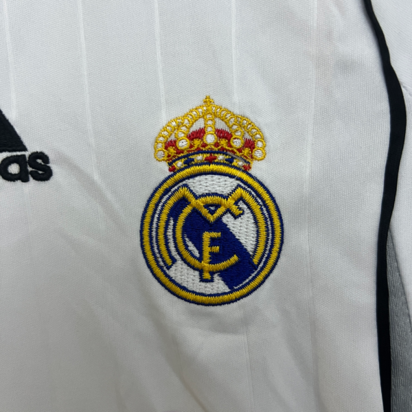Completo retro bambino Real Madrid 2006-2007 stemma superiore