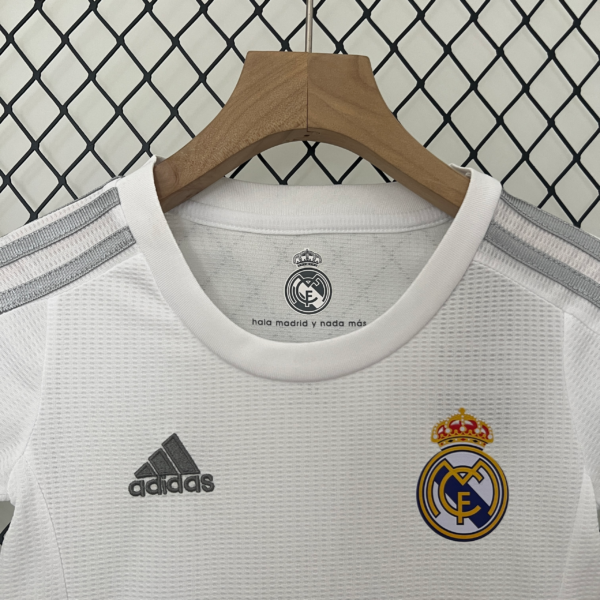 Conjunto retro bambino Real Madrid 2015-2016 collo