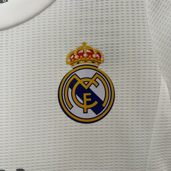Conjunto retro bambino Real Madrid 2015-2016 stemma