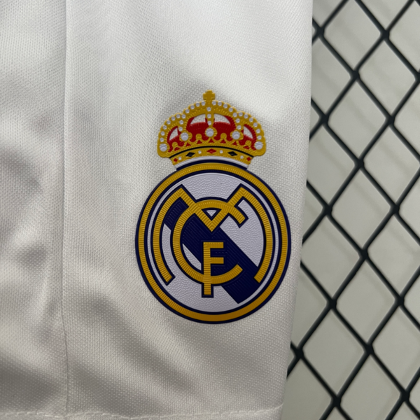 Completo retro bambino Real Madrid 2016-2017 stemma